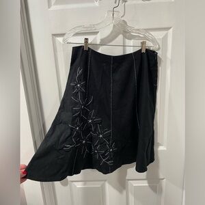 Sag Harbor women’s linen blend skirt size 12P with appliqués flowers. Black